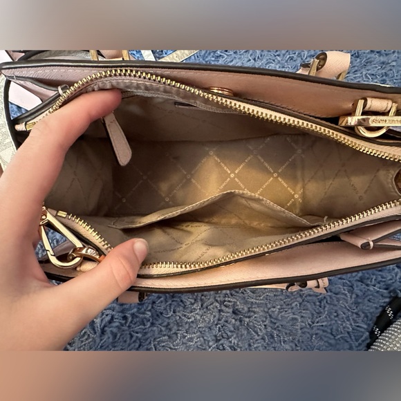 Micheal Kors Purses - Picture 4 of 6